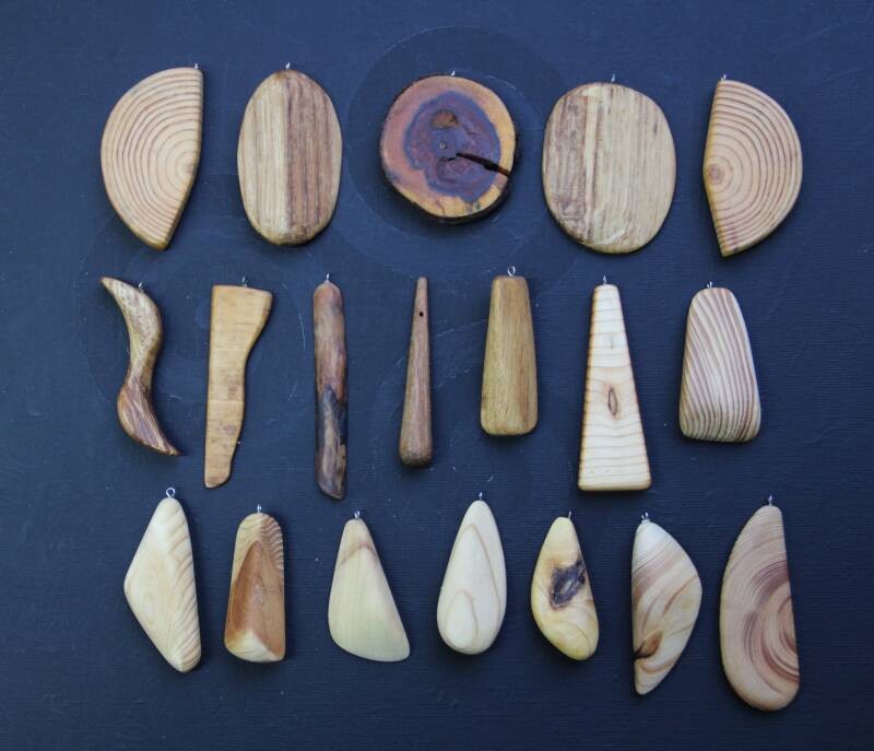 hanger hangertje hout houtsoort alternatief sieraad organisch natuurlijk puur eigen duurzaam gevoel authentiek persoonlijk
