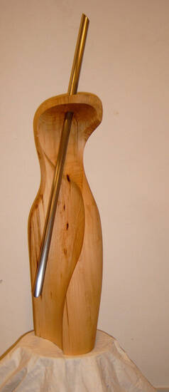 abstract houten sculptuur met stalen staaf van lindehout