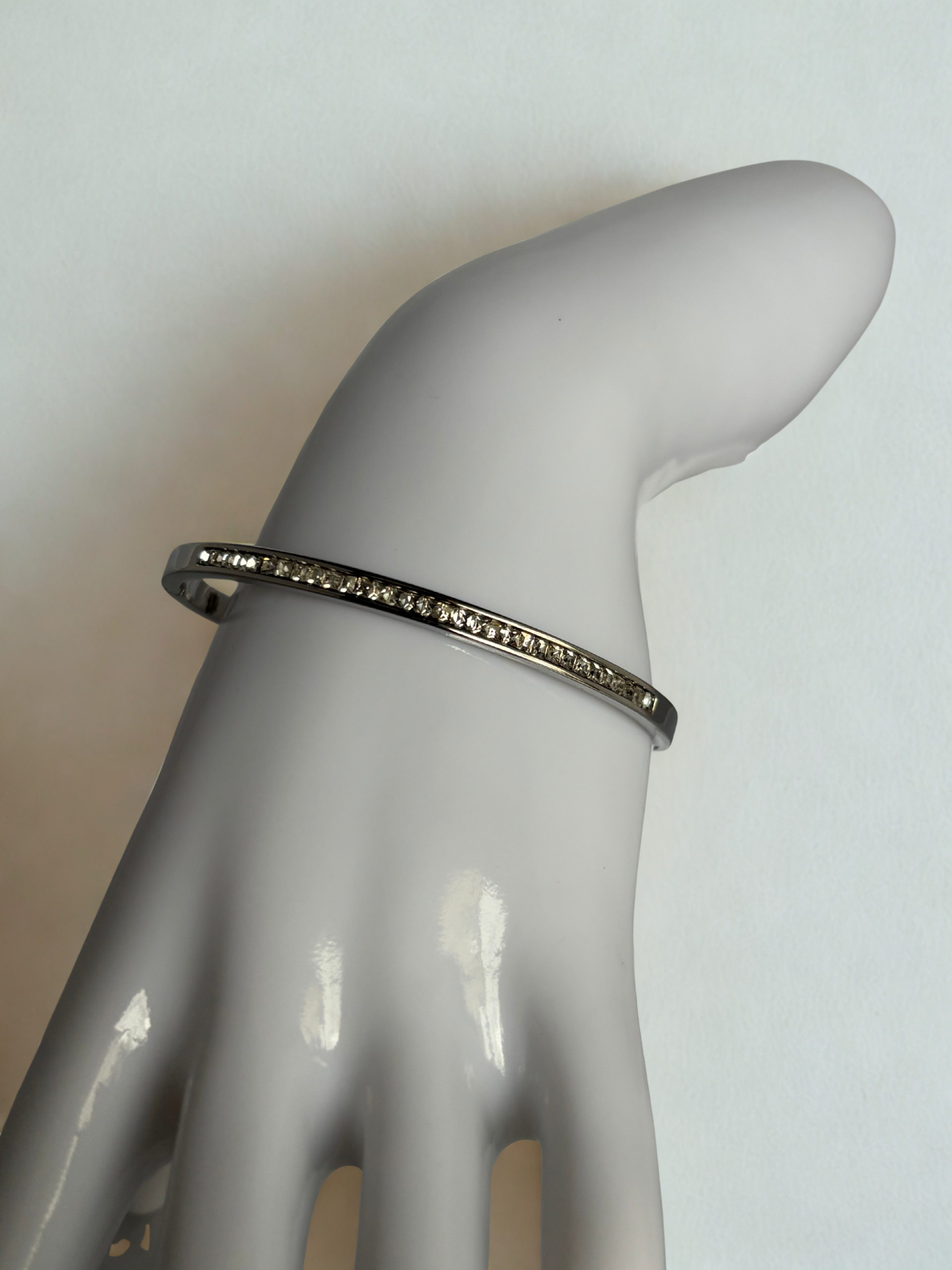 Armband zilverkleurig met steentjes