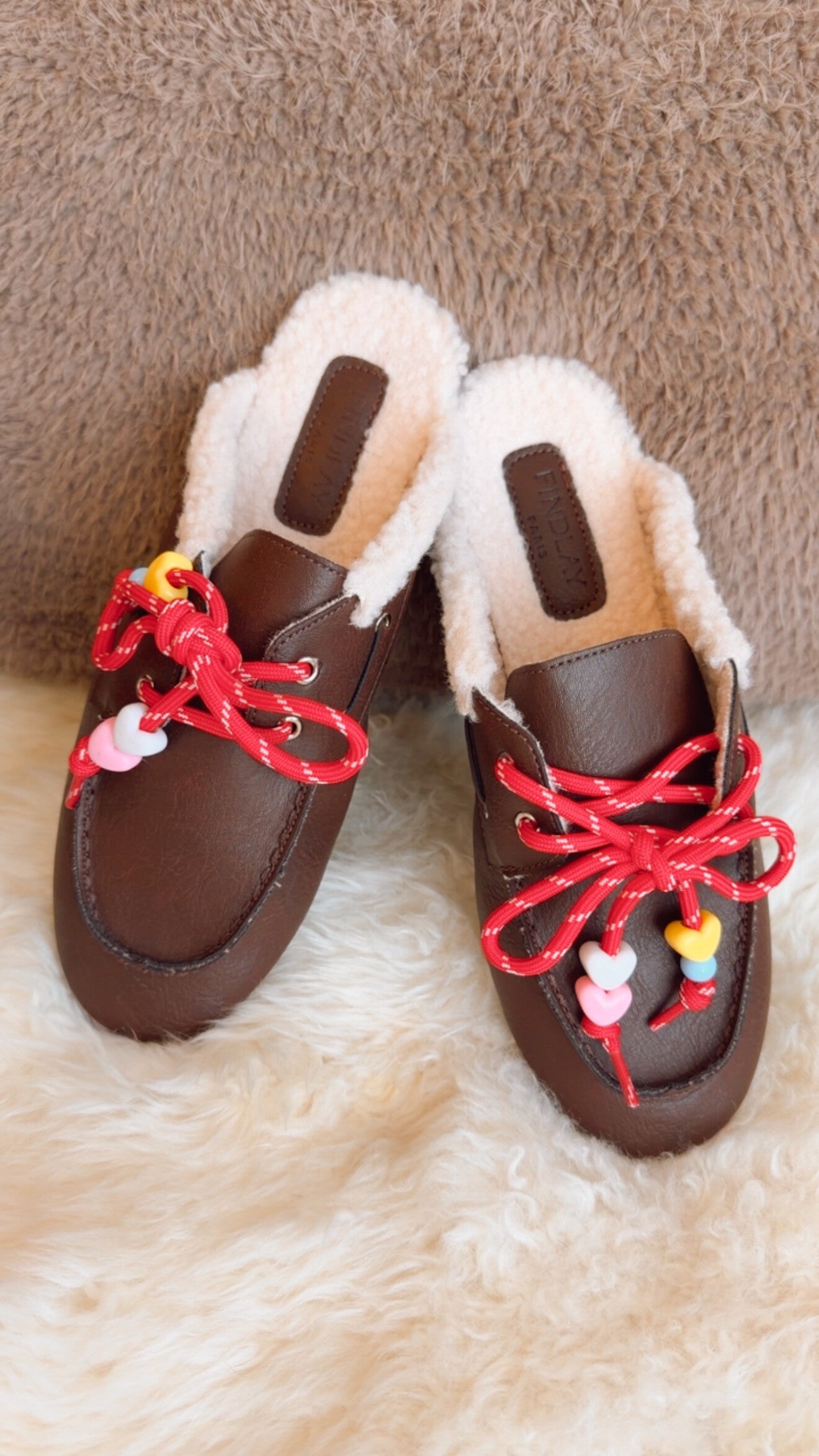 Pippa – bruine teddy loafers met rode veters