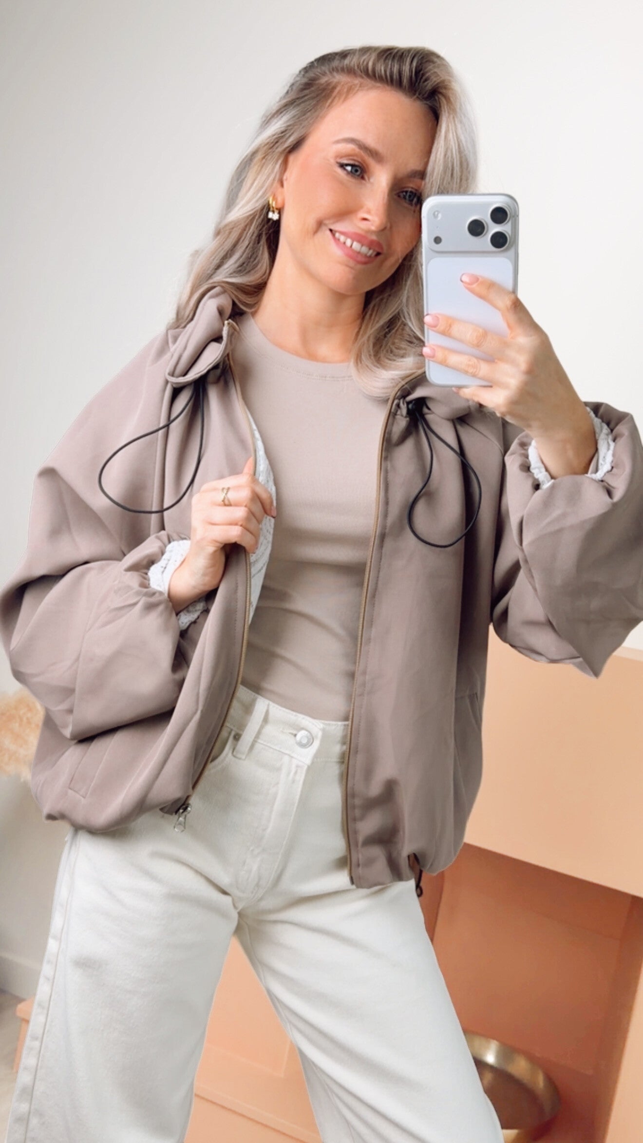 Deliré – taupe bomber jacket met kanten detail