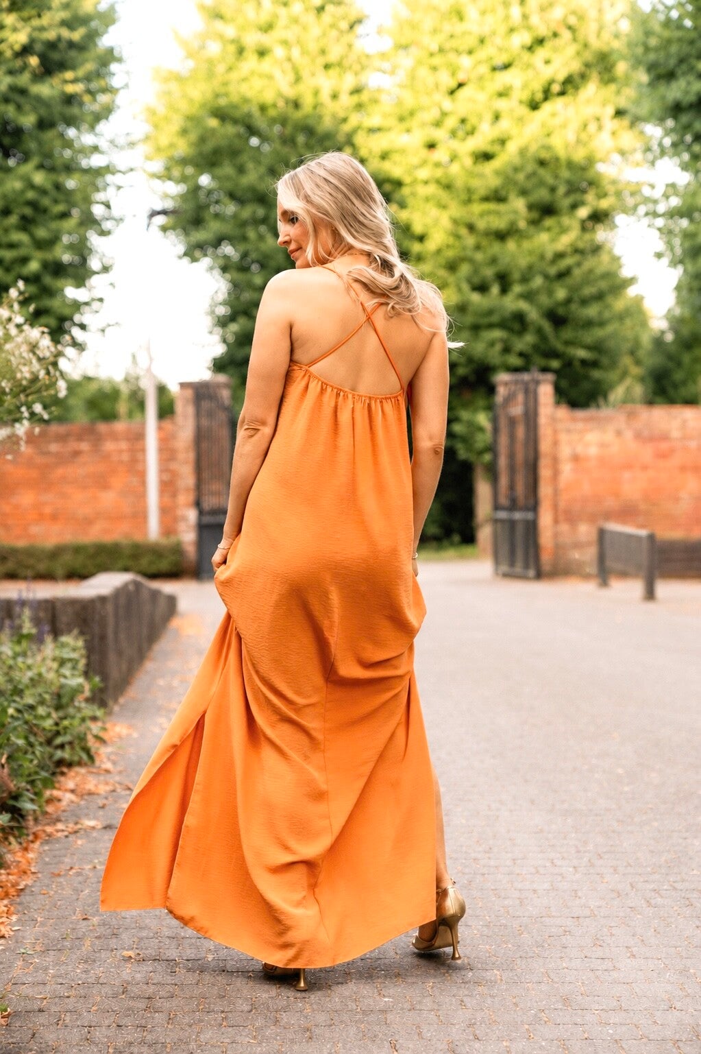 Aveline – oranje maxi jurk met open rug