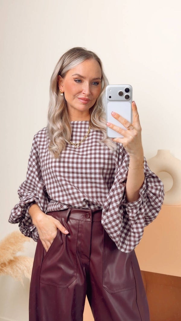 Marlie – geruite blouse burgundy & ecru met ballonmouwen