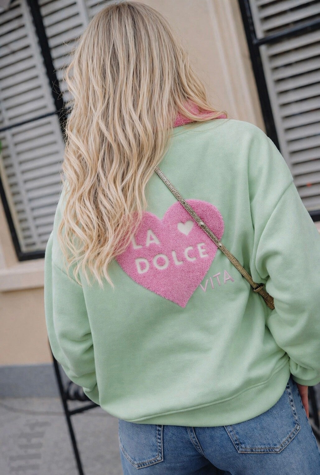 Dolcea sweater – muntgroene oversized dames sweater met print “la dolce vita”