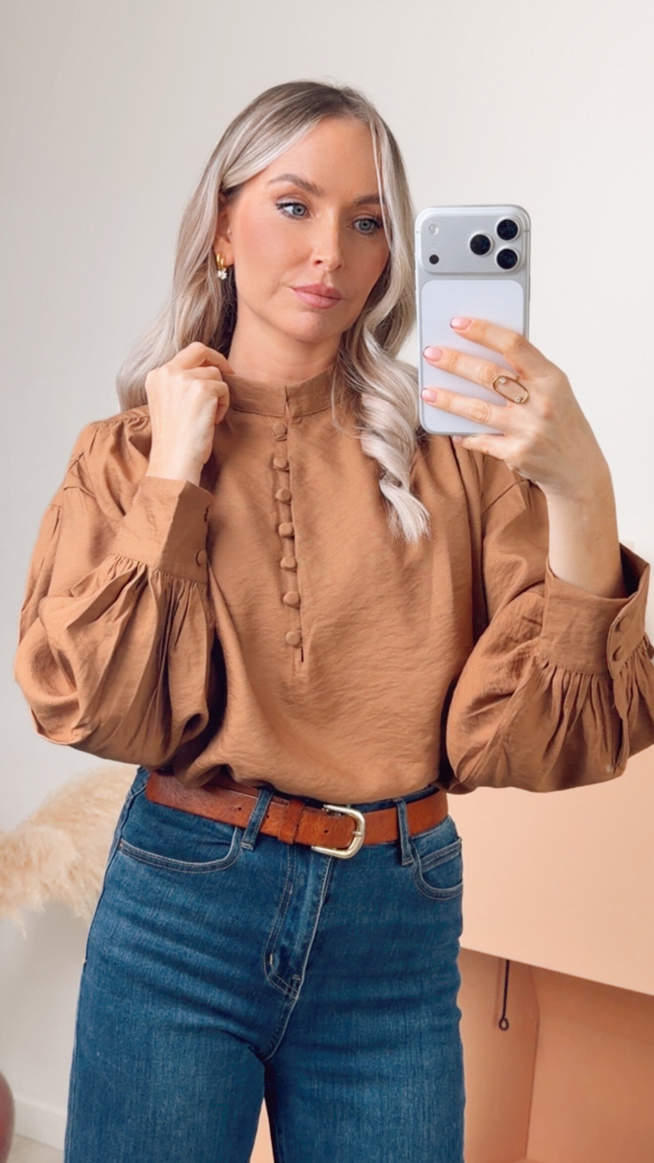 Isaline – caramel blouse met ballonmouwen
