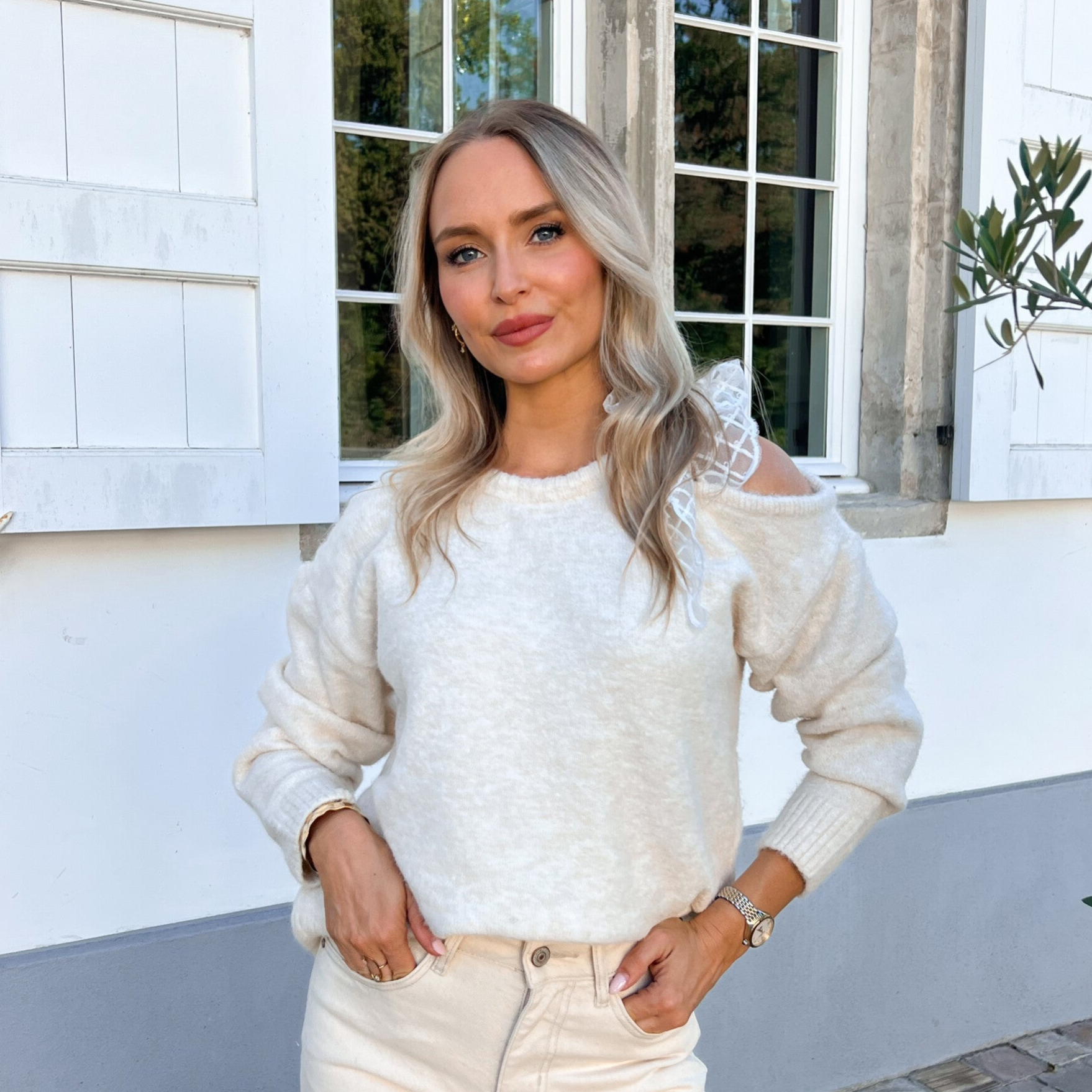 Trui met strikdetail op de schouder – ecru