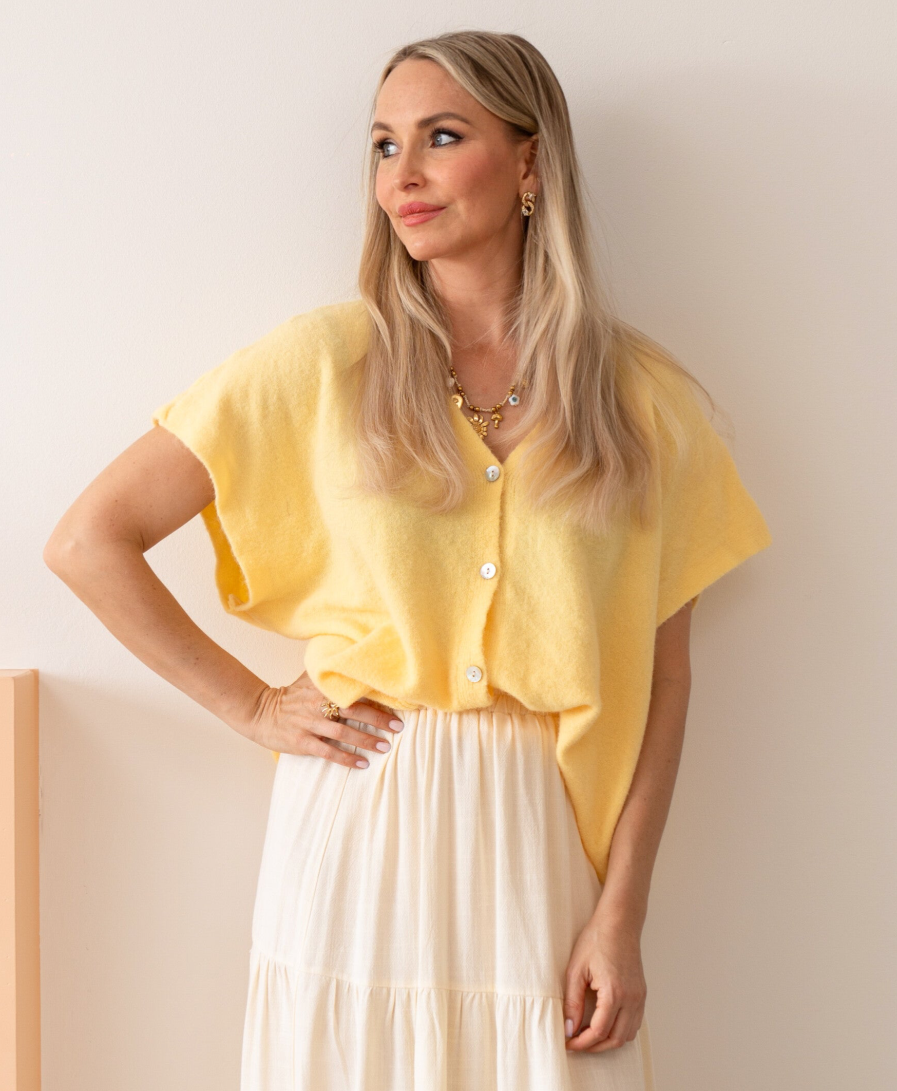 Lioré gilet – Gele zachte knit met knoopjes