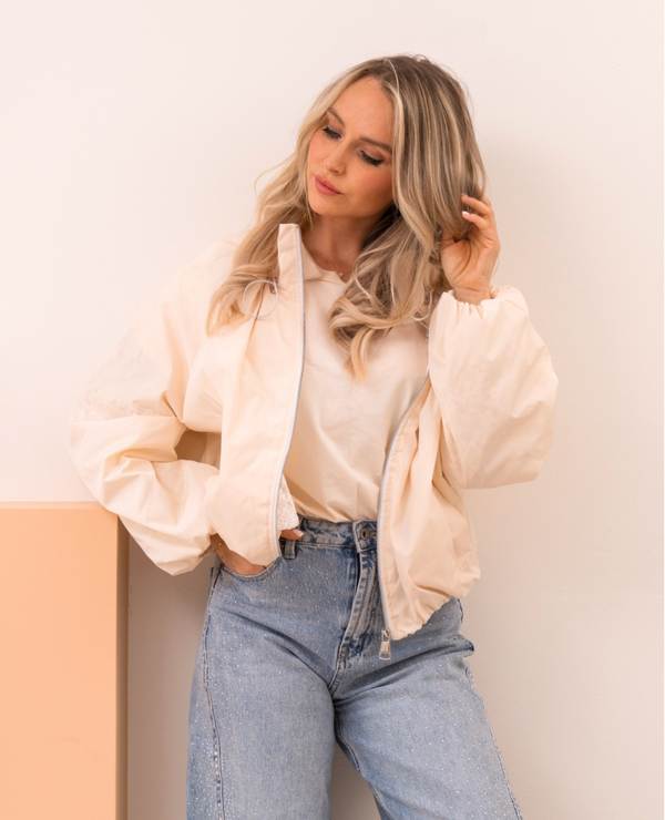 Céline jacket – licht beige bomber jasje met lace detail
