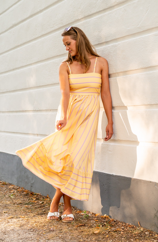 Amélie Jurk – Gestreepte maxi jurk in butter yellow