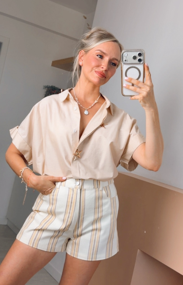 Zarela stripe shorts – gestreepte damesshort in ecru met zand- en okerstrepen
