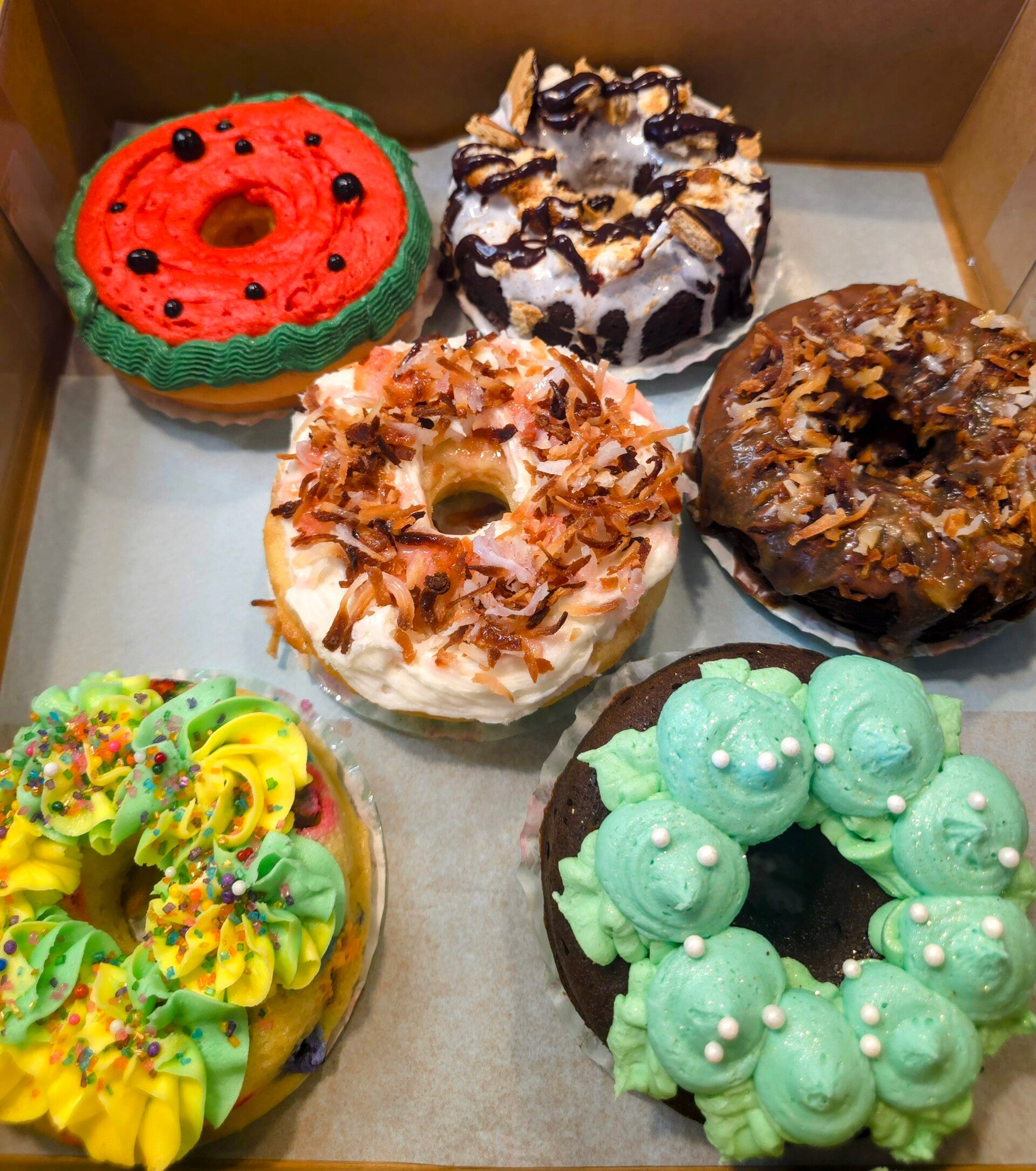 Bite Me Goodies: donuts, donut cakes, and cake bites display
