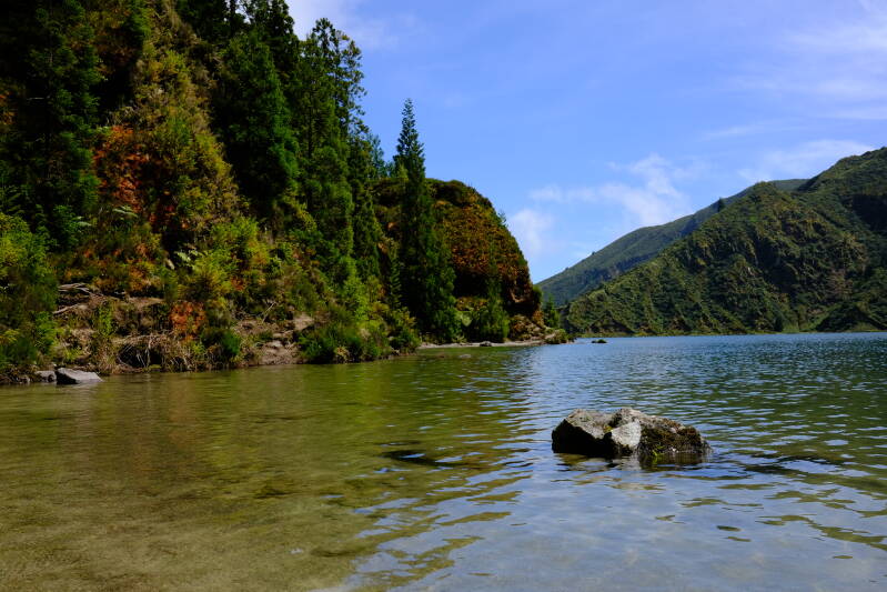 Lagao do Fogo Sao Miguel Azoren Kratersee Bergsee klares Wasser
