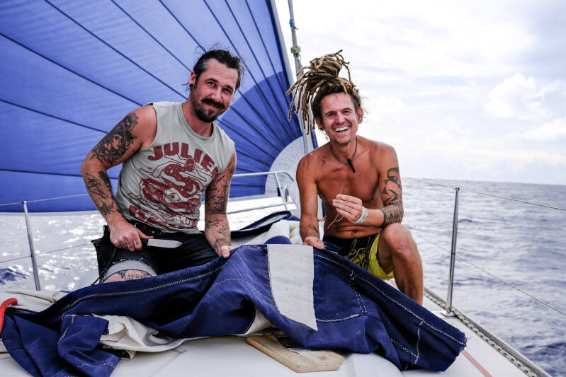 Segelreparatur auf offener See zwischen den Kanaran und den BVIs, Atlantiküberquerung, Blauwassersegeln