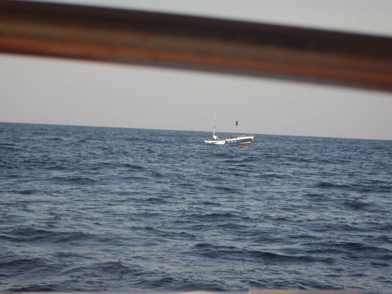 Piraten nähern sich südlch der Galapagos Inseln meiner Segelyacht