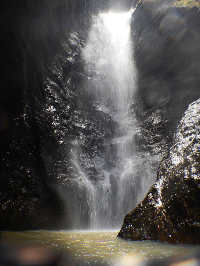 Ein Wasserfall in Fatuhiva in Französisch Polynesien