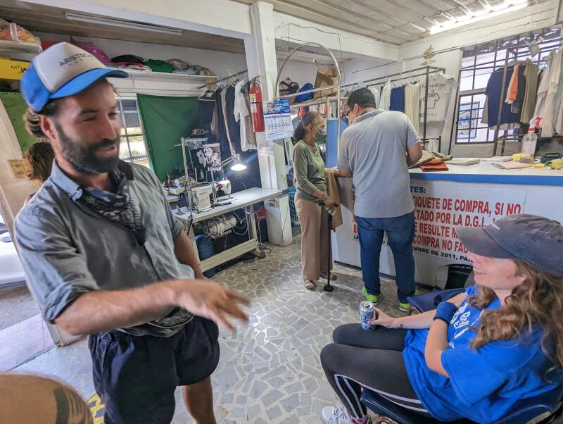 Wäschewaschen in Panama City mit Bier in der Hand