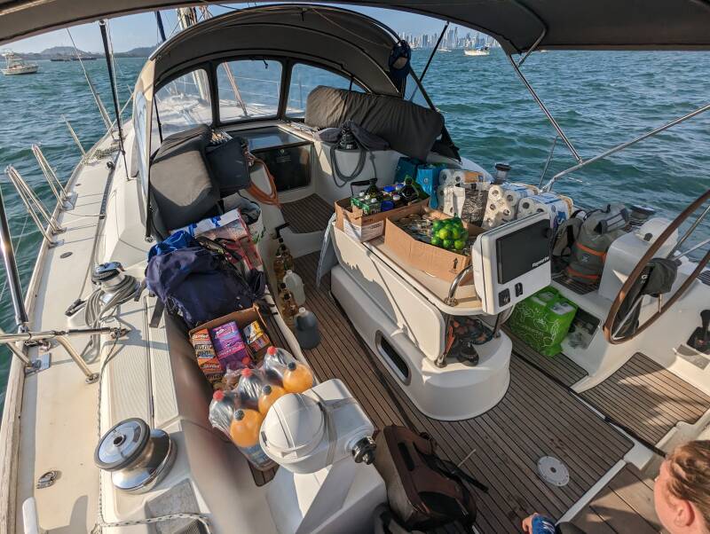 Proviantieren, Unmengen an Proviant müssen verstaut werden