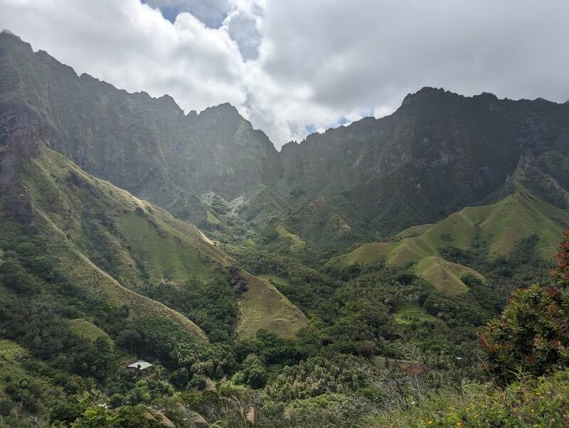 Hanavave Bay in Französisch Polynesien endet in einem steilen grünen Tal