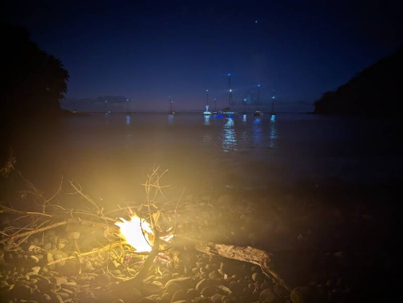 Lagerfeuer am Strand in Hanavave Bay in Fatuhiva