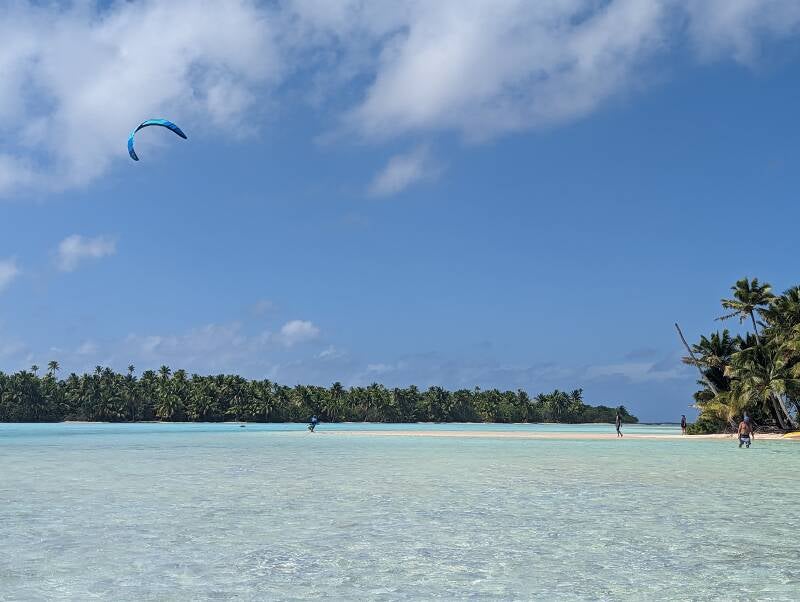 Kitesurfen am Pink Beach im Fakarava Atoll in den Tuamotus in Französisch Polynesien