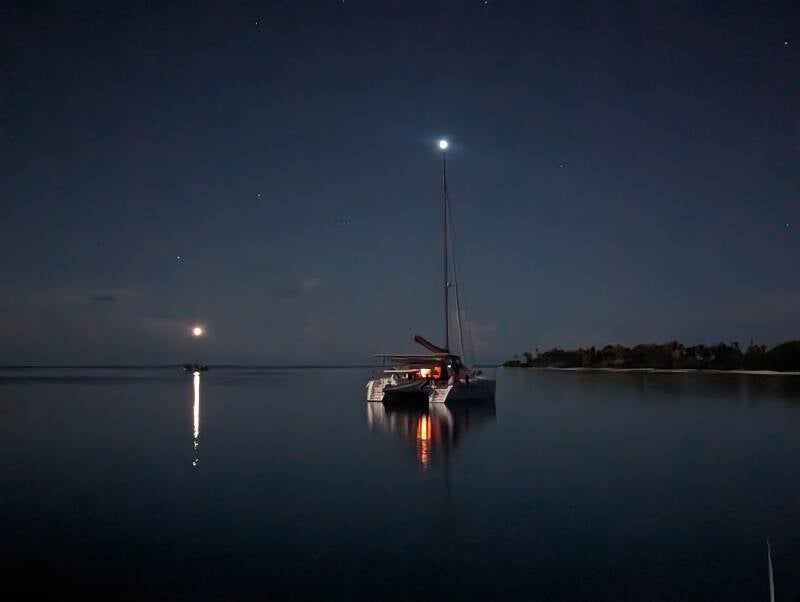 Vor Anker liegender Katamaran am Nordpass von Fakarava in den Tuamotus in Französisch Polynesien