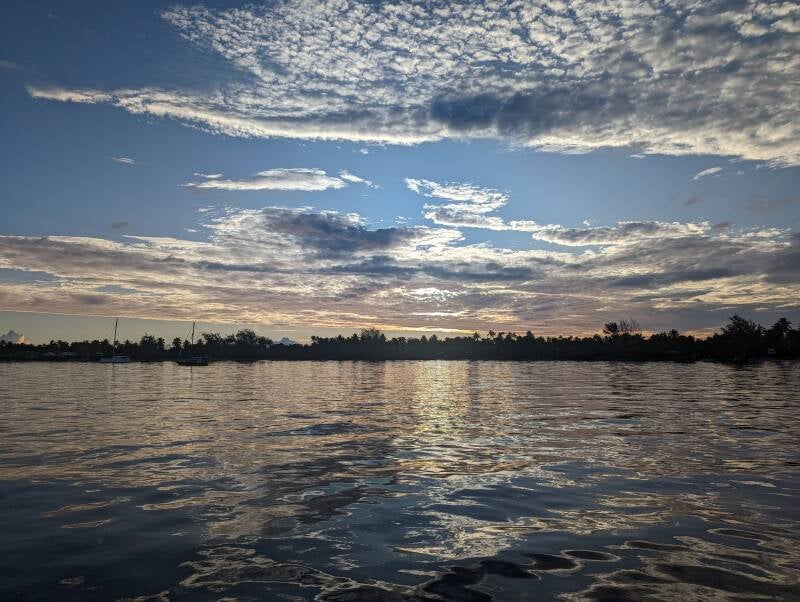 Sonnenuntergang hinter Rangiroa in den Tuamotus in Französisch Polynesien