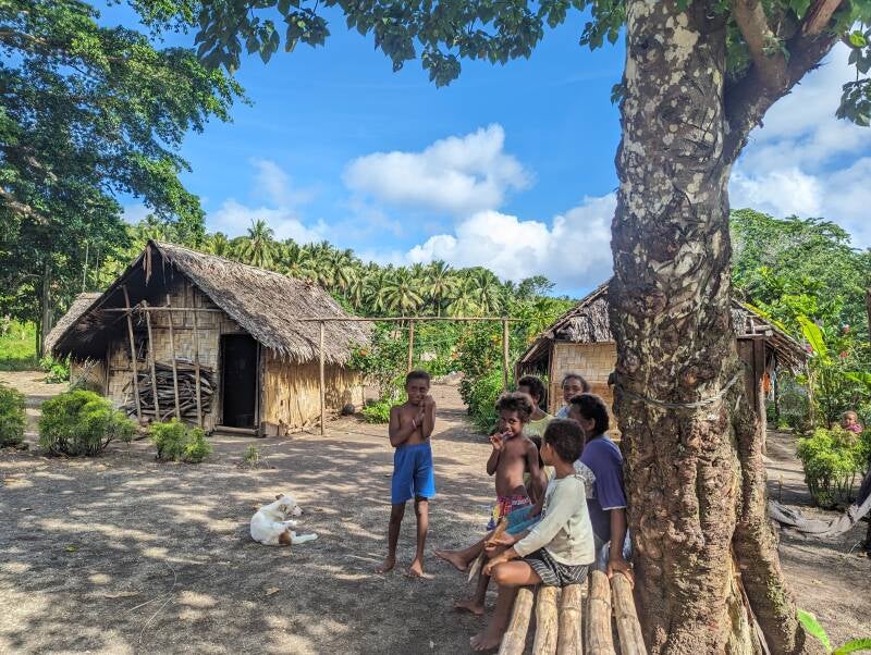 Twin Waterfalls Bay Dorf Kinder in Vanuatu
