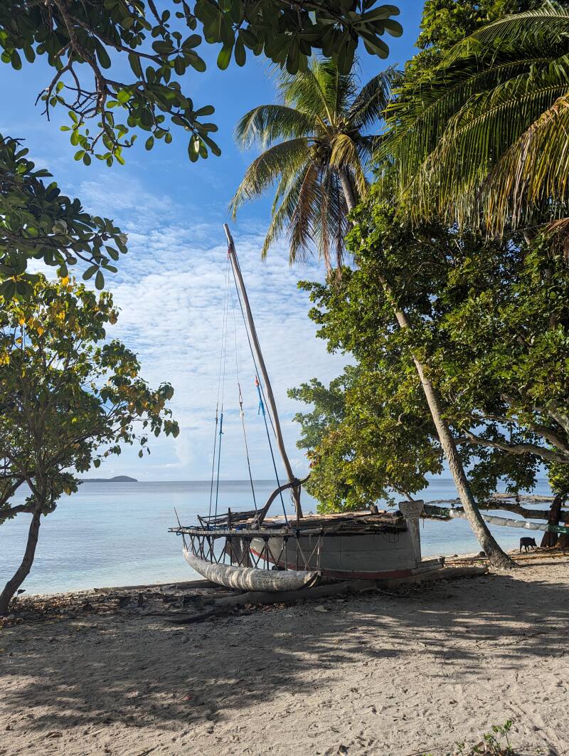 Ein traditionelles Segel-Kanu in den Louisiaden am Strand