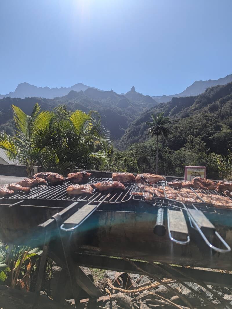 Grillen vor fantastischem Bergpanorama in La Réunion