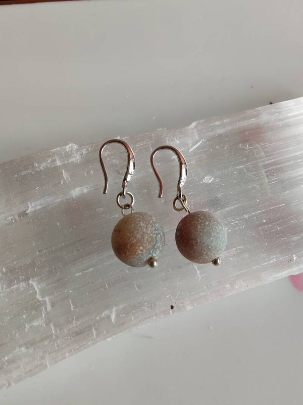 Oorhaken natuursteen ruw grijs bolletje zilver