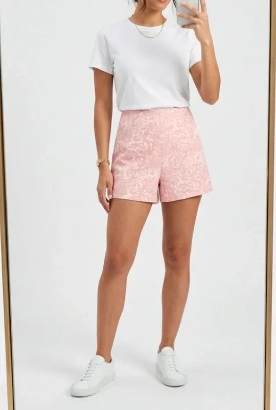 Roze Short met Bloemenreliëf