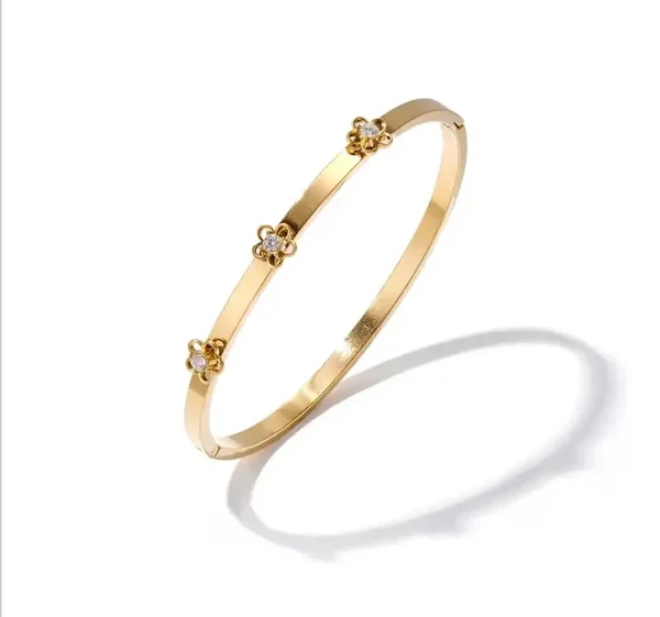 Elegante Gouden Bangle met Bloemdetails