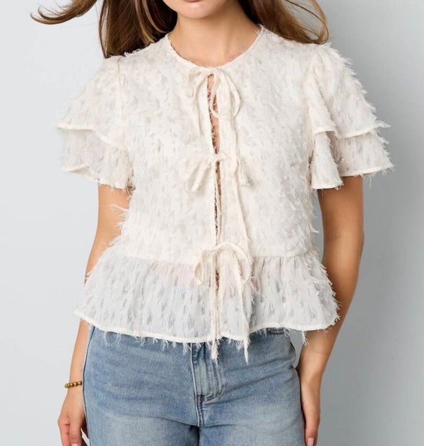 Crèmekleurige blouse met strikdetails en ruches