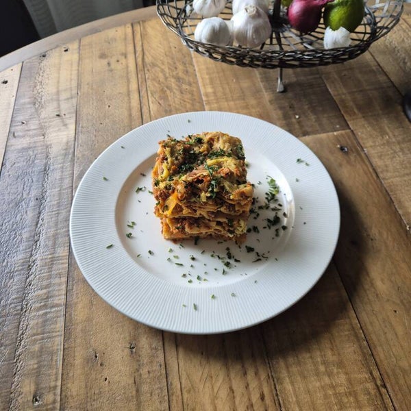 Vegansk lasagne med vegofärs och glutenfria lasagneplattor.