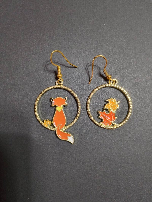 Renard et feuilles d'automne