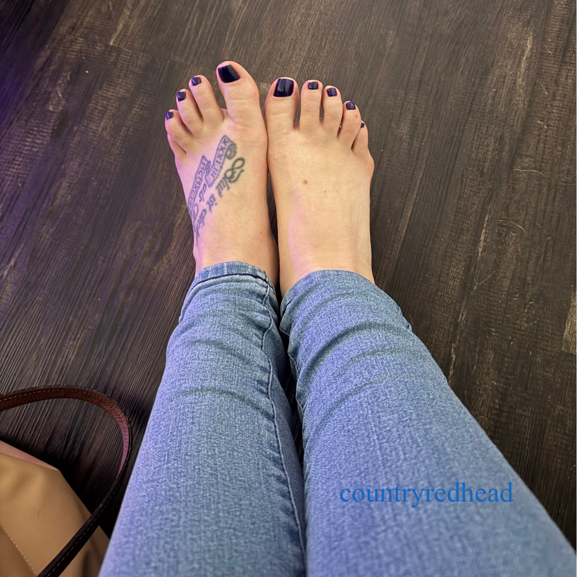 Gepflegte Füße mit dunklem Nagellack und Tattoo, CountryRedhead