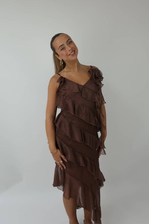 Ruffel jurk met roos bruin