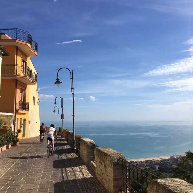 fietsvakantie italie fietsen in de heuvels en langs het strand