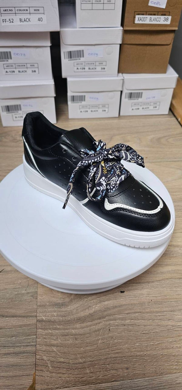 Zwarte sneakers met leuke veters