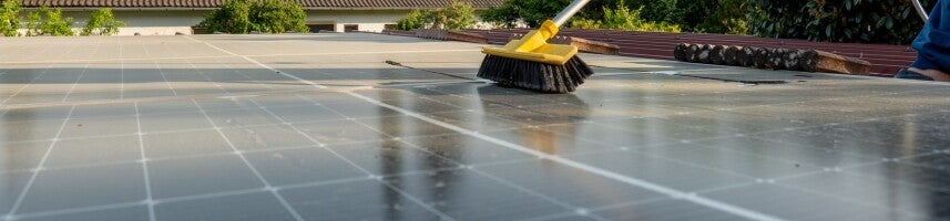 Zonnepanelen reinigen: hoe vaak moet dat eigenlijk?