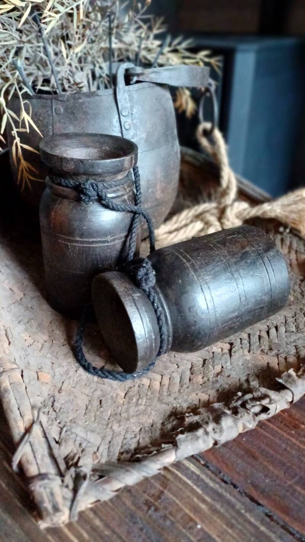 2 stuk2 Nepalese kruikjes met koord hout,