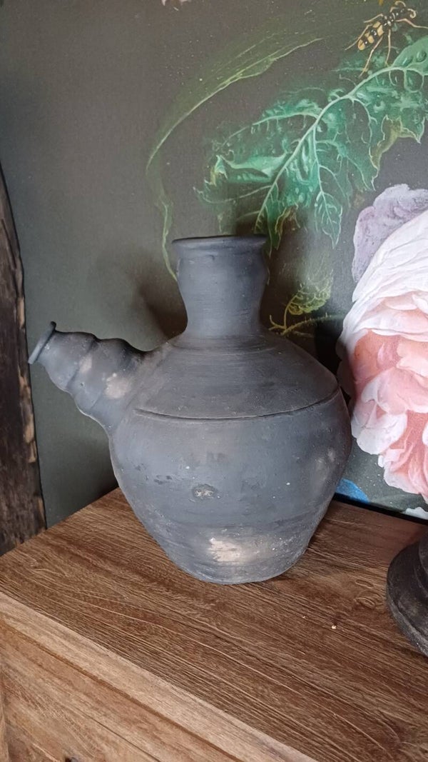 Clay kruik met een tuit aardewerk