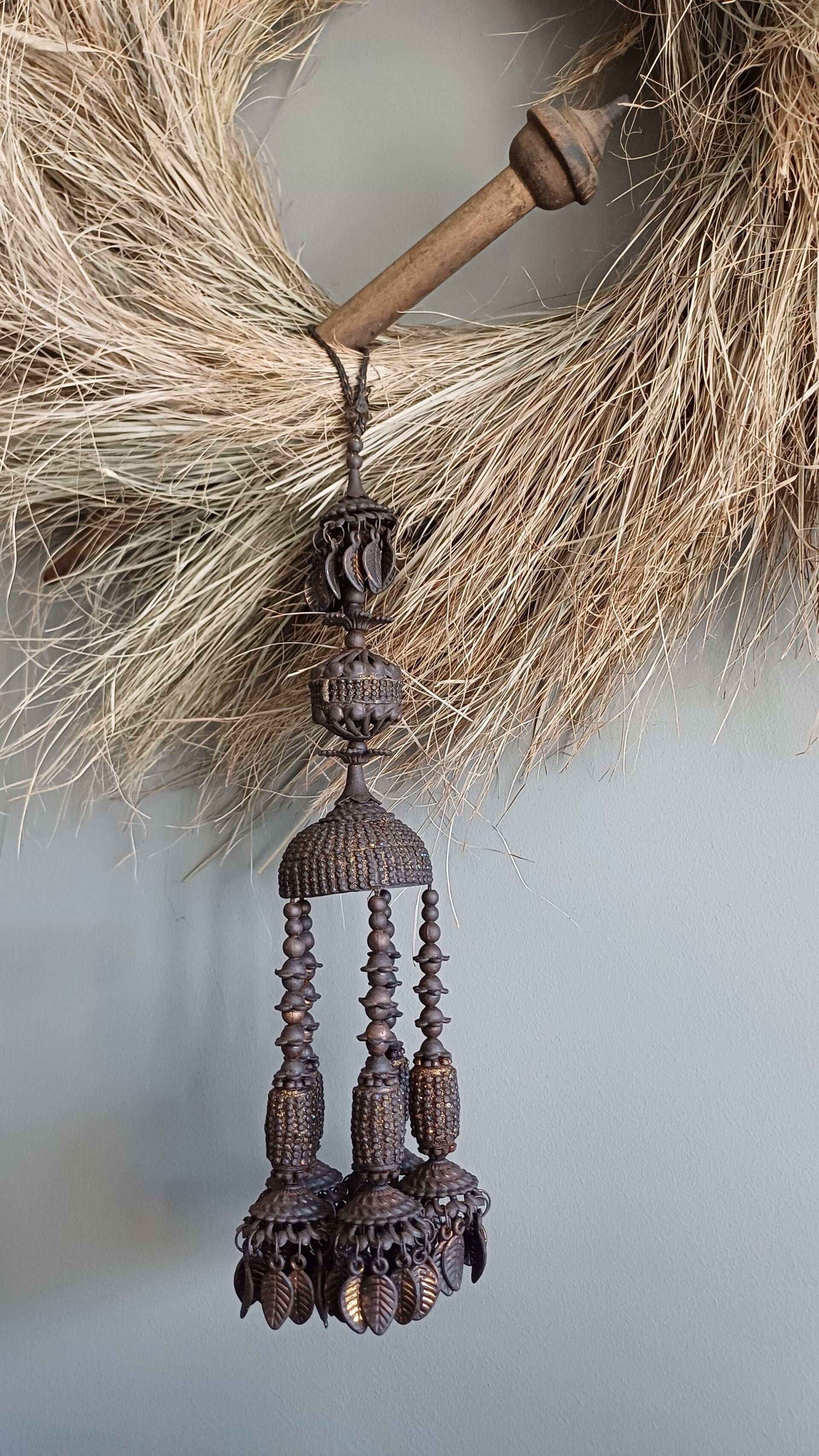 Bruin/grijze hanger met houten spindel