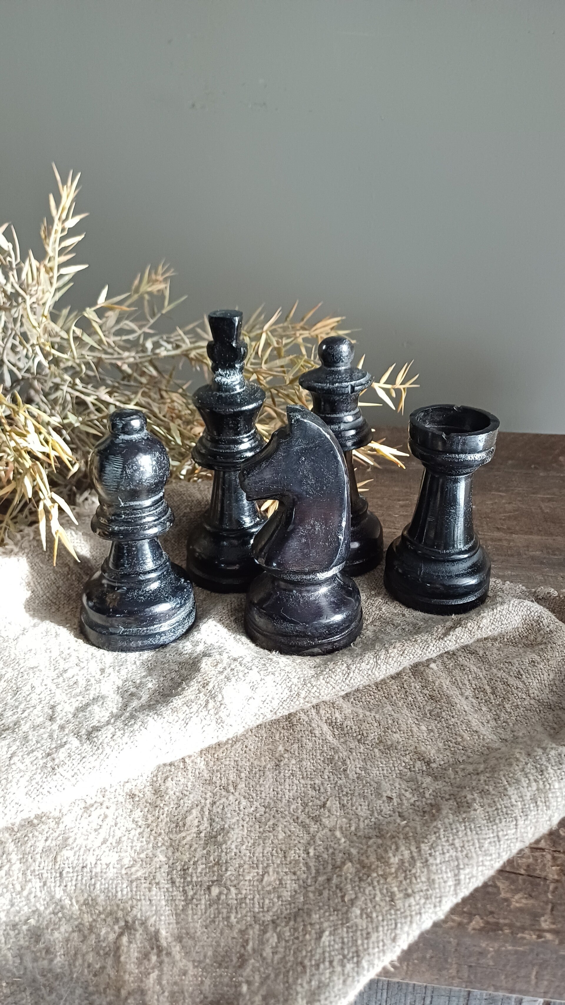 Metalen schaakstukken zwart
