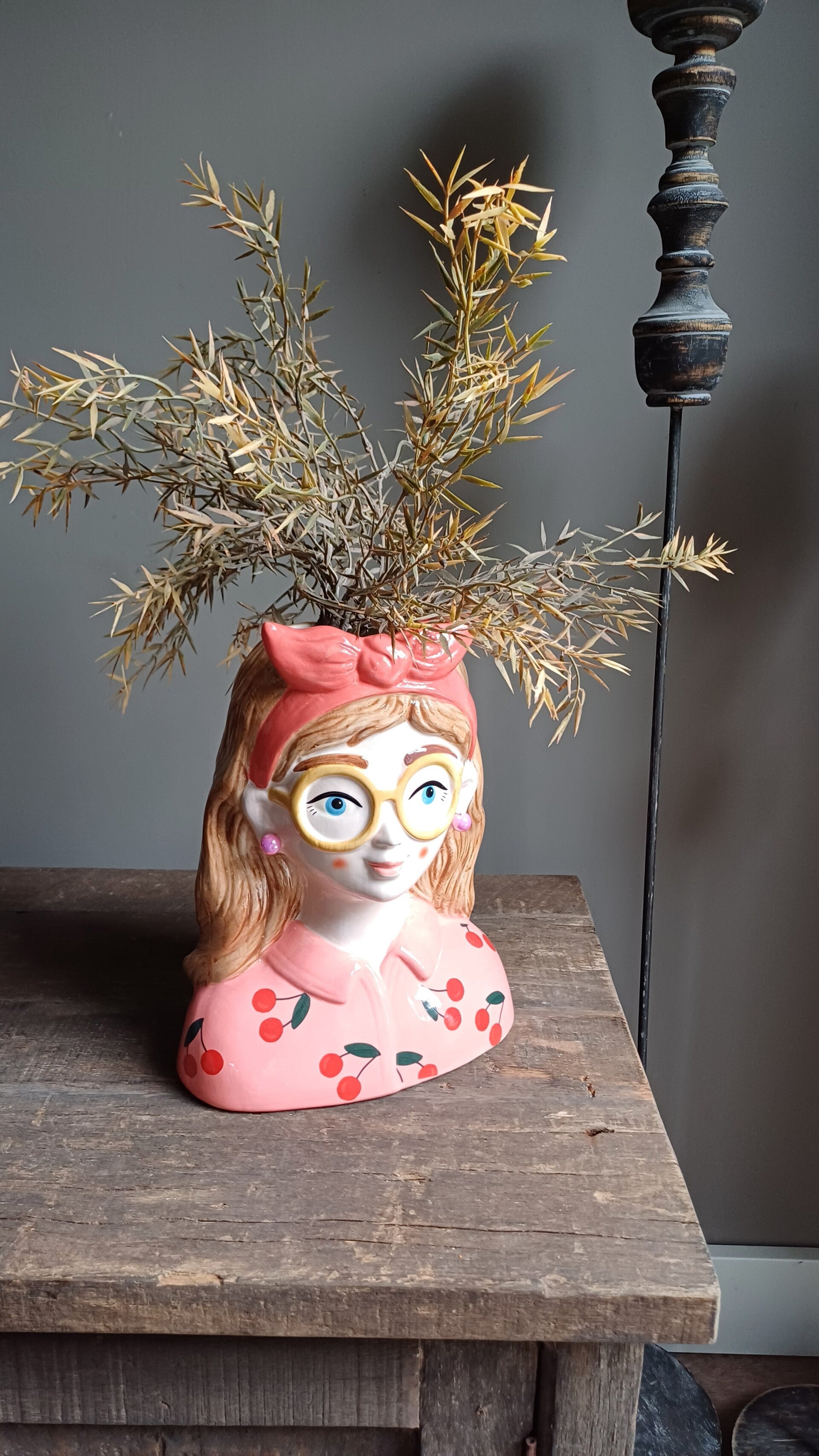 hippe vaas van meisje met bril en strik