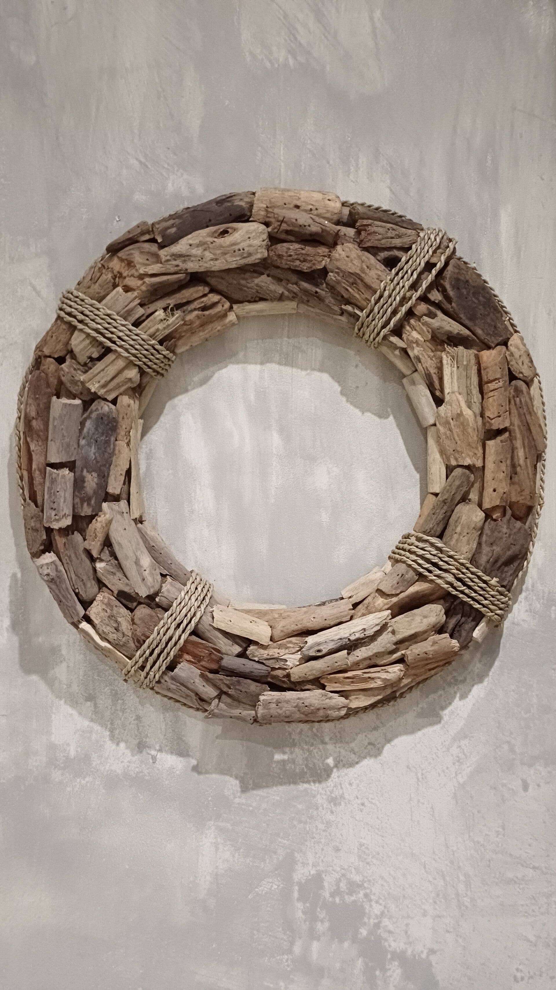Grote krans van grof drijfhout