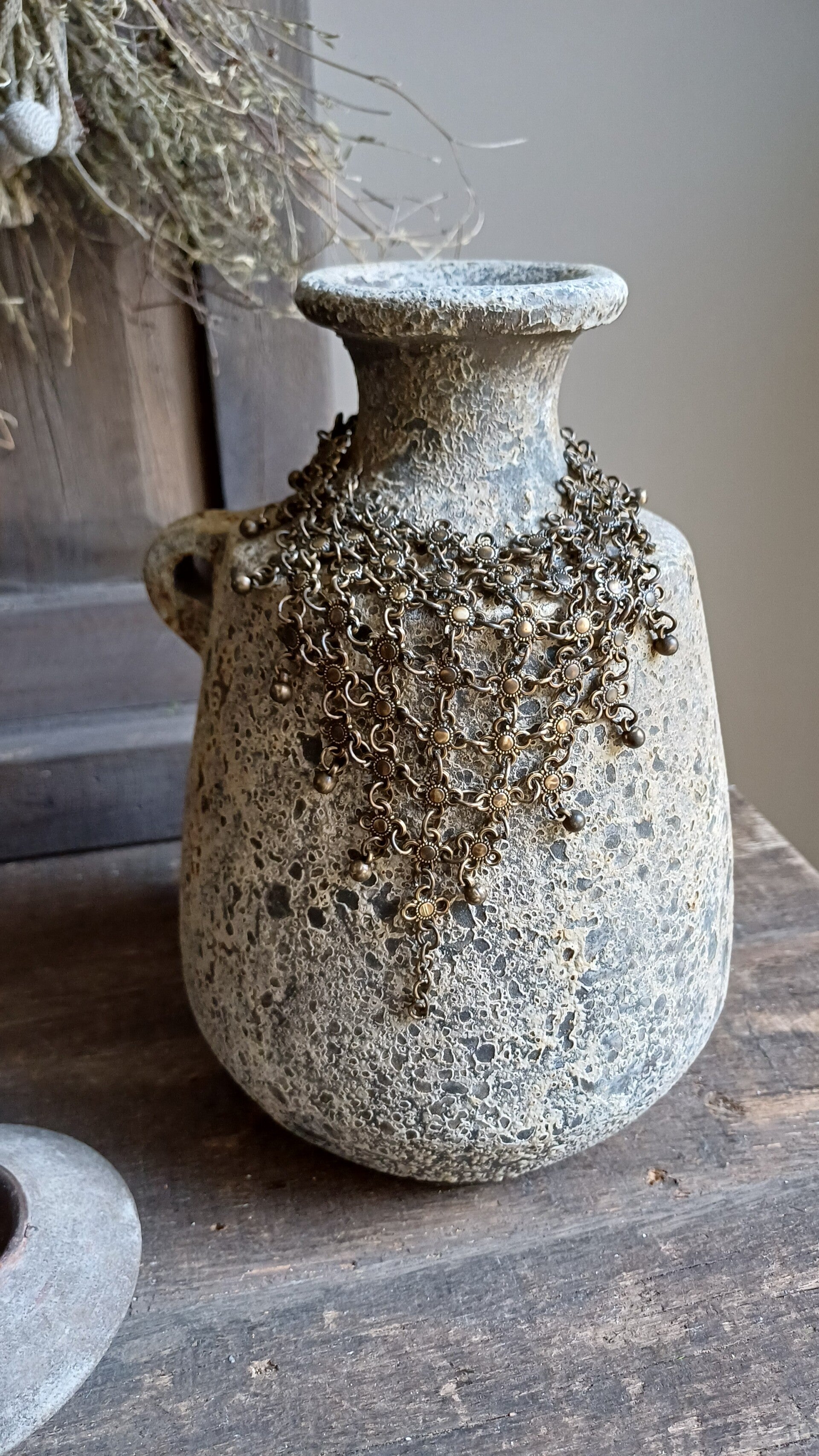 Aardewerk vaas incl. ketting