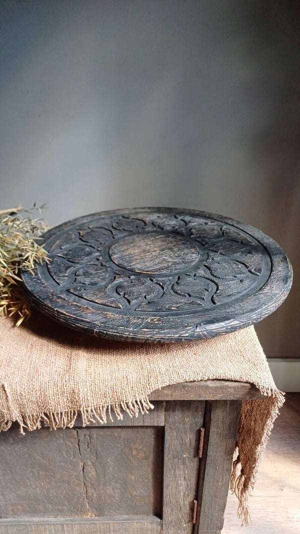 houten draaiplateau met reliëf