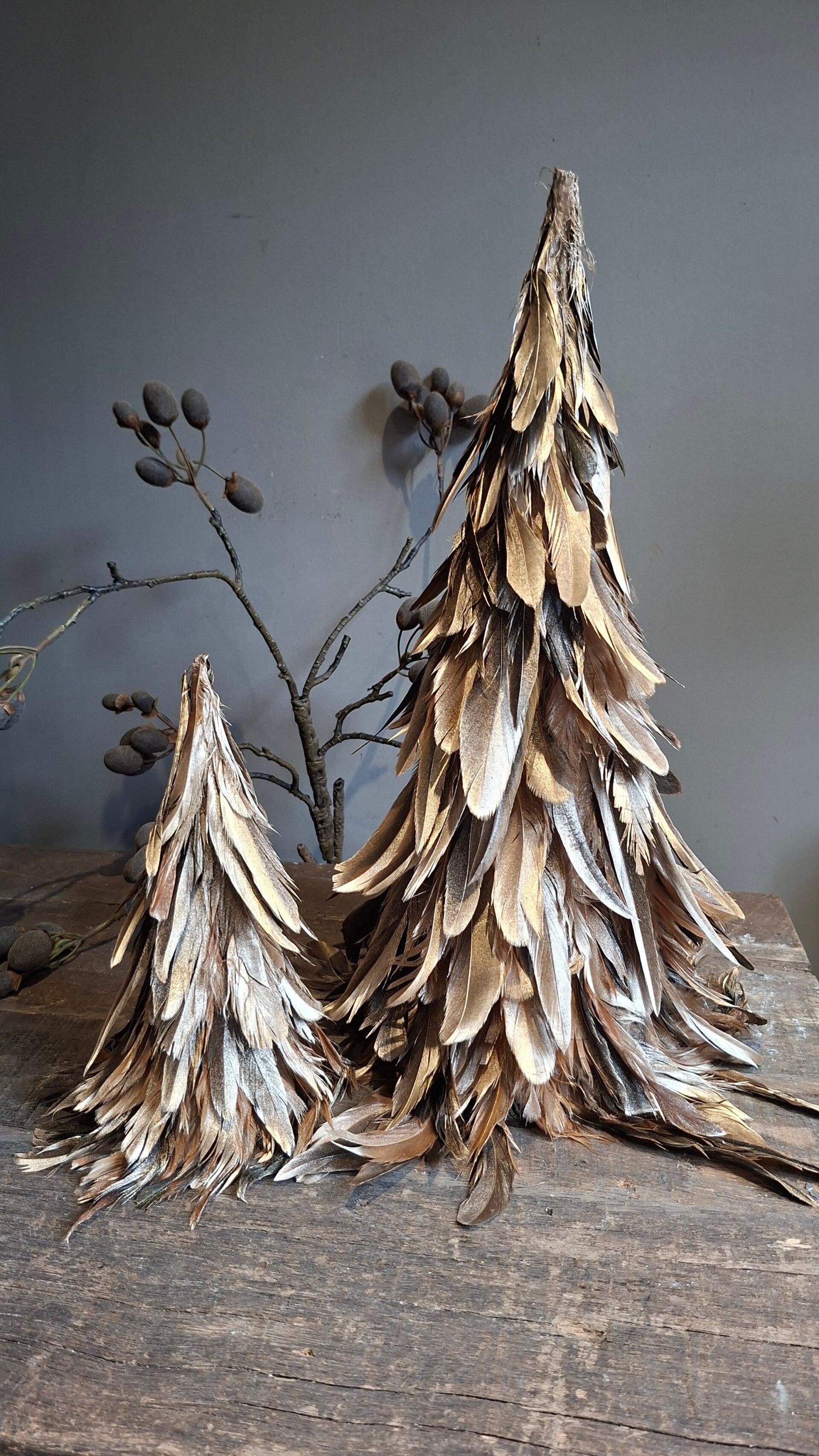 Set kerstboompjes met goud veren