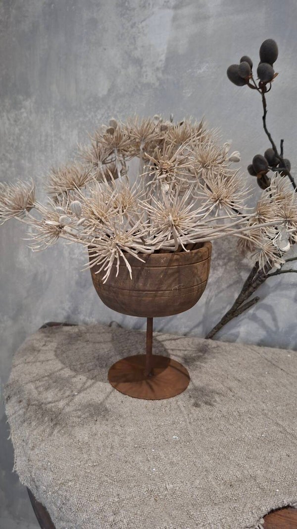 Houten schaaltje op ijzeren roest standaard